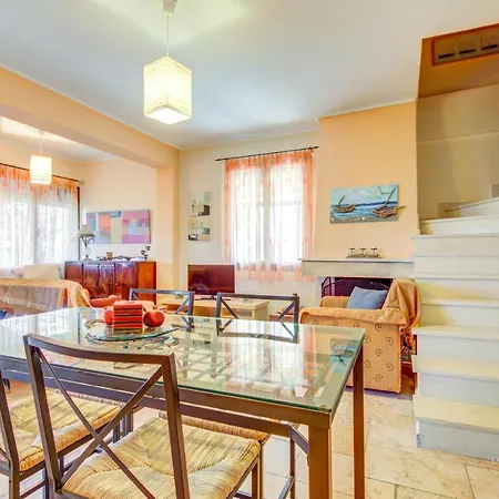 Villa Luna With Private Garden, Netflix & Cable Tv