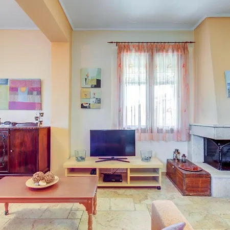 Villa Luna With Private Garden, Netflix & Cable Tv