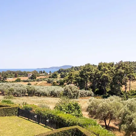 Villa Luna With Private Garden, Netflix & Cable Tv Holiday home *